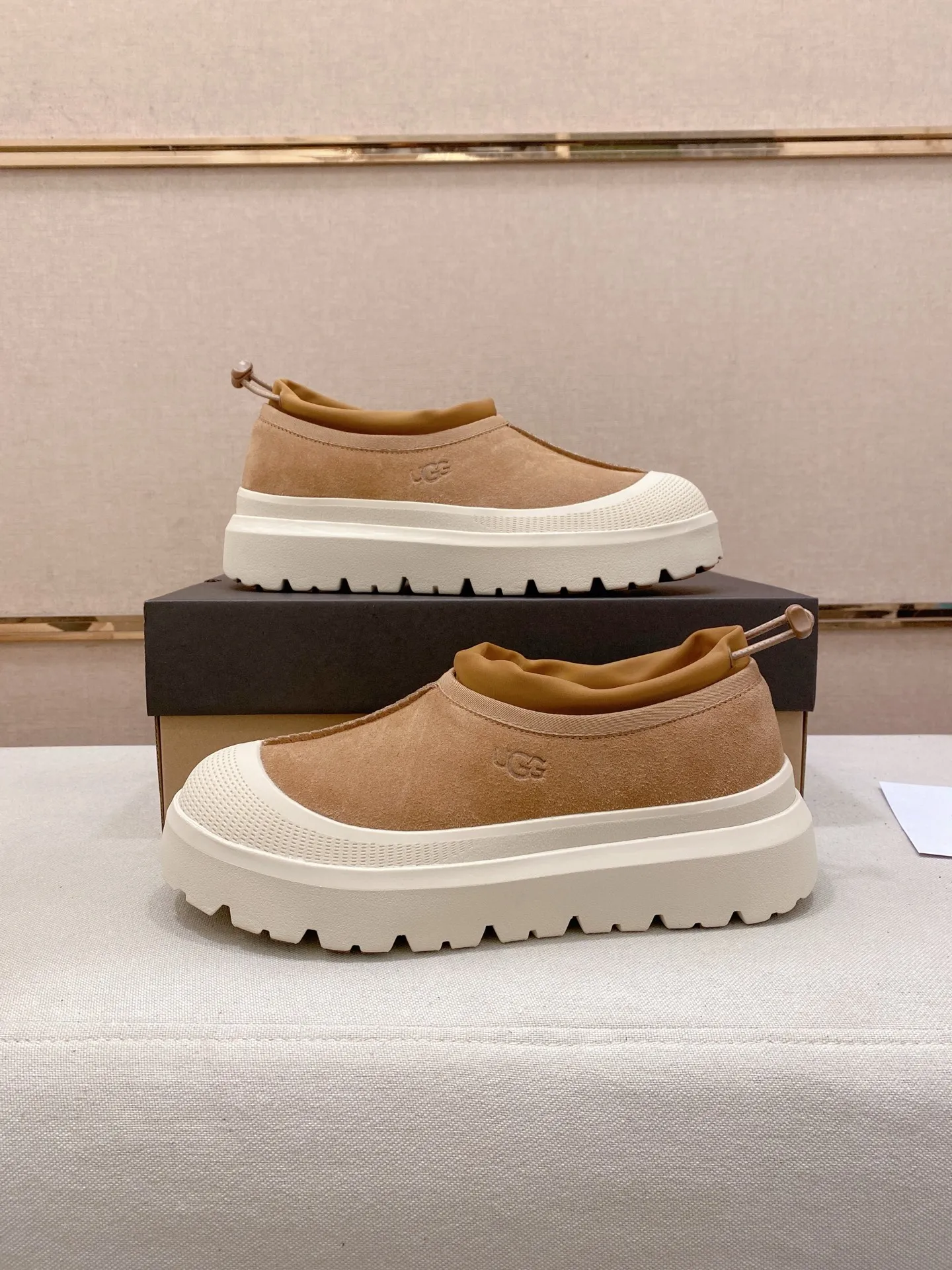 Factory price: 480💰Couple model💏 Same style as Wang Yibo, North American men's shoes Ugg ☃️In the special sale of new high-quality men's shoes snow boots in autumn and winter, the nemesis of extreme cold weather! Made of cowhide leather, merino wool lining, and original outsole, whether driving, outdoor or daily wear, there is always one that suits you! Male and female size: 35-46.